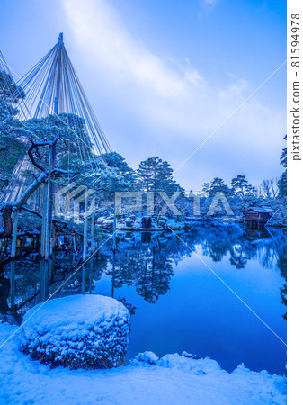 Snow scene of Kenrokuen 81594978
