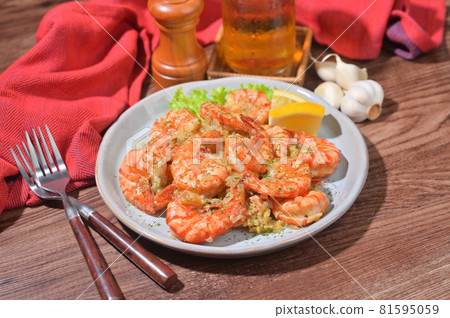 民族，夏天，耐力，大蒜蝦。用大蒜炒蝦。蝦是黑針葉林 81595059