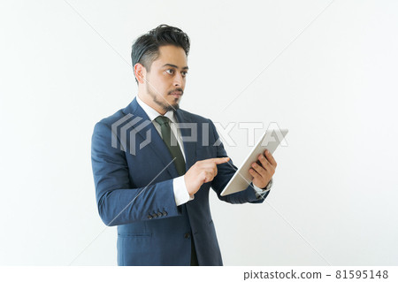 Businessman in his 30s, Middle Eastern Businessman in his 30s, Middle Eastern 81595148