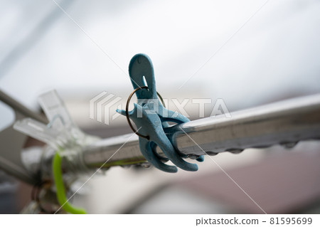 The clothespin breaks 81595699