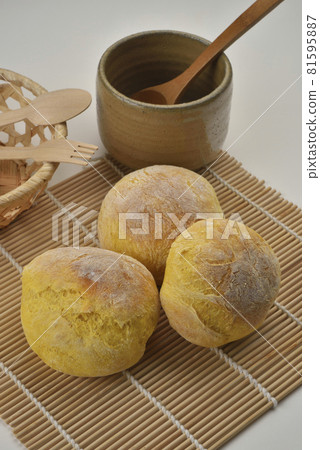Freshly baked pumpkin flavored bread 81595887