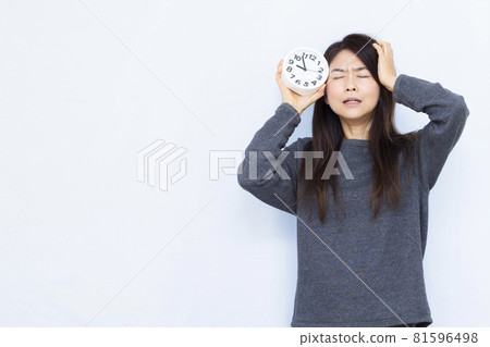 A woman in her thirties who oversleeps and turns pale 81596498