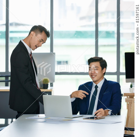 Businessmen working together in office 81597161