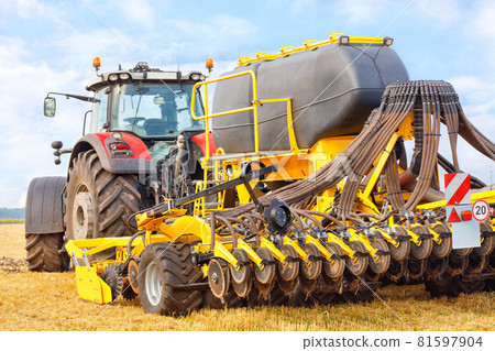 Universal grain sowing machine, lightweight design with a disk preparatory standard with great versatility options for crops. Universal grain sowing machine, lightweight design with a disk preparatory standard with great versatility options for crops. 81597904