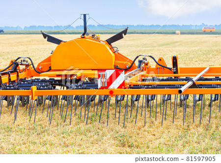 Agrotechnical complex for leveling the soil surface, preparing the soil of the field, closing moisture before sowing. 81597905