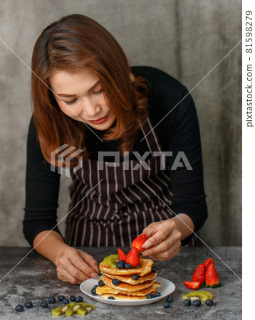 Housewife preparing pancakes Housewife preparing pancakes 81598279