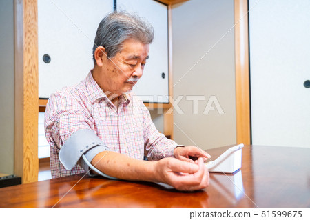 老人在日式房間測量血壓 81599675