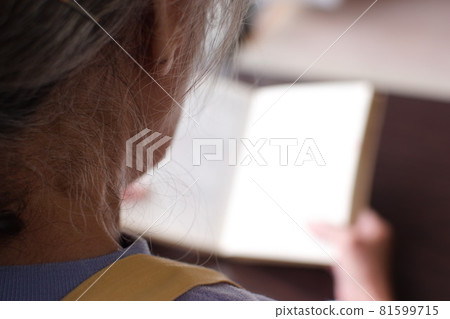 讀書的資深婦女 81599715
