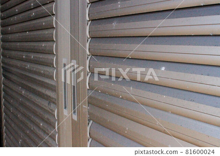 Salt damage to aluminum sashes 81600024