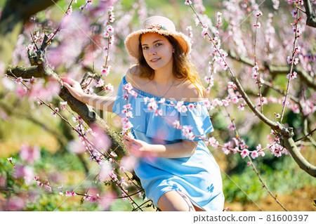 Woman in straw hat enjoying the nature in spring 81600397