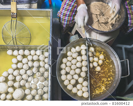 The process of making meatballs in a pan of boiling water. Homemade meatballs in a hot frying pan. A simple method of making meatballs, which is the folk wisdom of Thai people. Selective focus. 81600412
