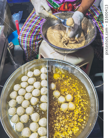 The process of making meatballs in a pan of boiling water. Homemade meatballs in a hot frying pan. A simple method of making meatballs, which is the folk wisdom of Thai people. Selective focus. 81600413