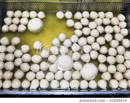 The process of making meatballs in a pan of boiling water. Homemade meatballs in a hot frying pan. A simple method of making meatballs, which is the folk wisdom of Thai people. Selective focus. 81600414