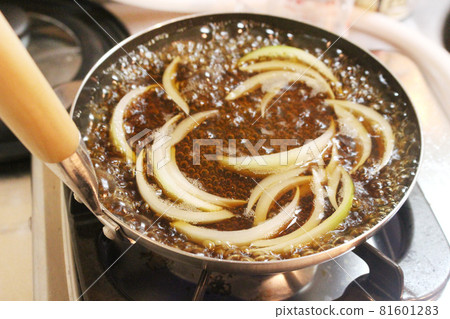 A state of cooking a bowl menu using onions 81601283