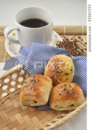 Toast and coffee at tea time 81601355