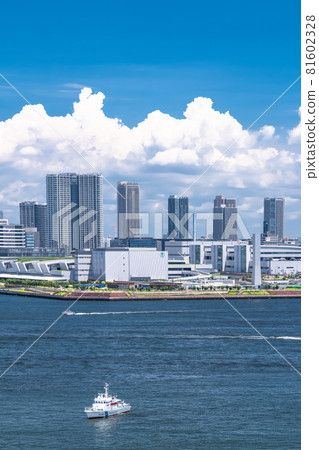 《東京》東京都市的藍天白雲・東京灣地區的夏日天空 81602328