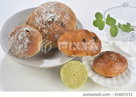 Lemon flavored freshly baked bread Lemon flavored freshly baked bread 81603352
