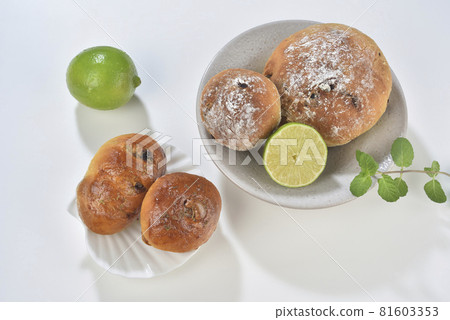 Lemon flavored freshly baked bread Lemon flavored freshly baked bread 81603353