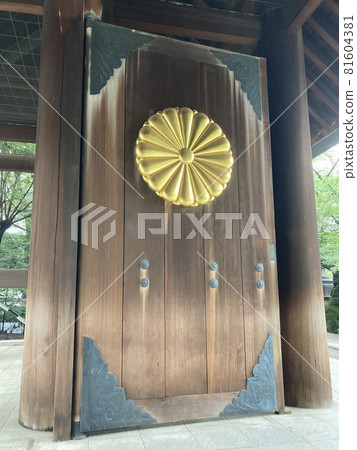 It is a chrysanthemum crest on the door of the shrine of Yasukuni Shrine on August 16, 2021. It is a chrysanthemum crest on the door of the shrine of Yasukuni Shrine on August 16, 2021. 81604381