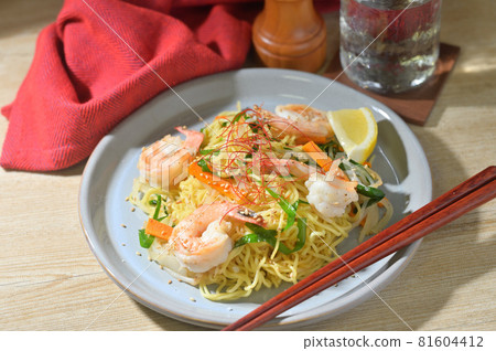 鹹味炒麵,海鮮炒麵,鹹味炒麵。蝦、大蒜和胡蘿蔔。 鹹味炒麵,海鮮炒麵,鹹味炒麵。蝦、大蒜和胡蘿蔔。 81604412
