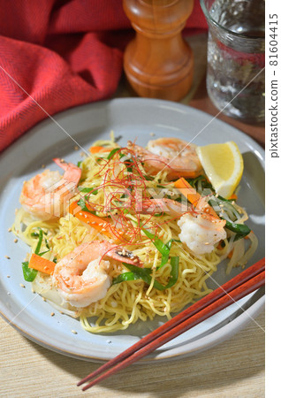 鹹味炒麵，海鮮炒麵，鹹味炒麵。蝦、大蒜和胡蘿蔔。 81604415