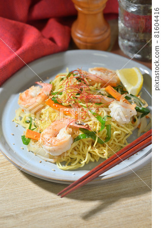 鹹味炒麵，海鮮炒麵，鹹味炒麵。蝦、大蒜和胡蘿蔔。 81604416