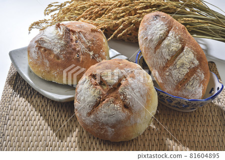 新鮮美味的烘培食物 81604895