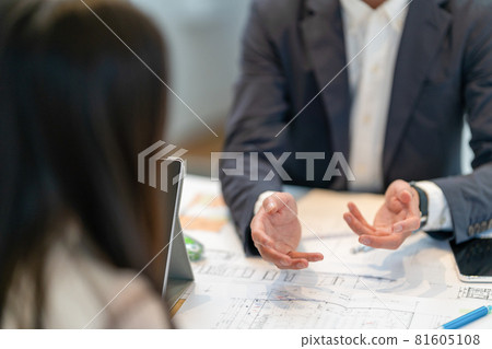 A male businessman who proposes to customers without a face 81605108