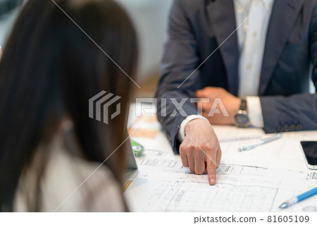 A male businessman who proposes to customers without a face 81605109