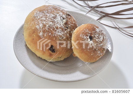 Nutritious and delicious baked bread 81605607