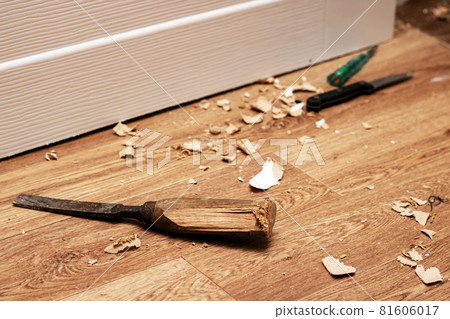 Chisel among sawdust on a wooden floor 81606017