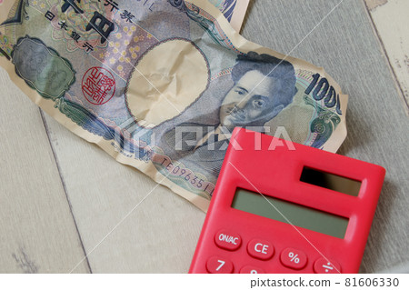 Banknotes, broken banknotes, money, cash, money, Japanese yen, Japanese banknotes, bills, bills, 1,000 yen, calculators, calculators, finance, calculations 81606330