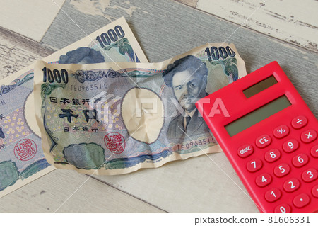 Banknotes, broken banknotes, money, cash, money, Japanese yen, Japanese banknotes, bills, bills, 1,000 yen, calculators, calculators, finance, calculations 81606331