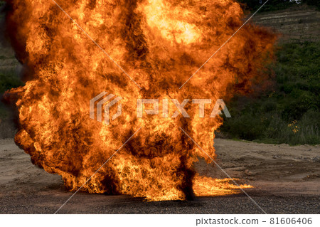 炸毀燃燒的荒野 81606406