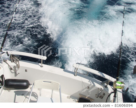 Boat stern fishing seat and wake while trolling overlooking 81606894