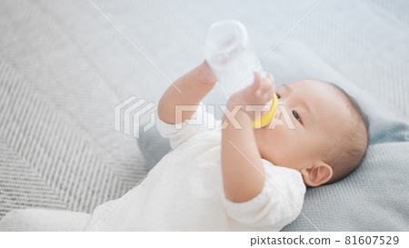 Image of a baby drinking milk 81607529