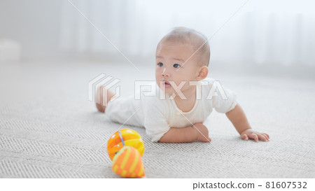 嬰兒爬行的圖像 81607532