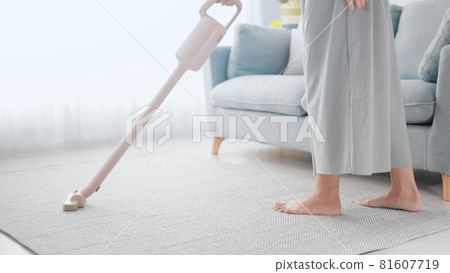 Image of a woman vacuuming 81607719
