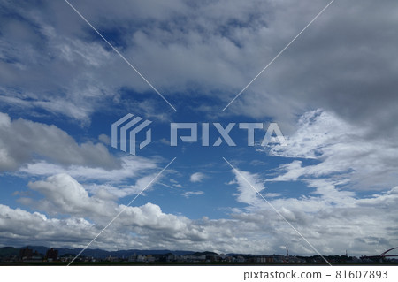 在夏天的雨中出現的藍天和雲彩 81607893