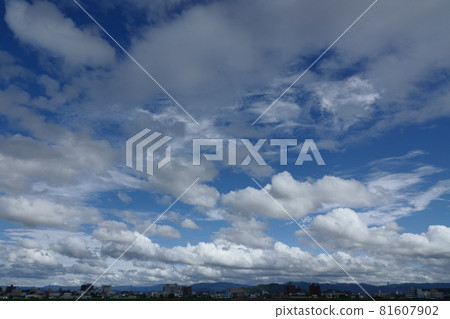 Blue sky and clouds that appeared during the summer rain 81607902