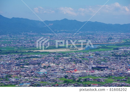 從德島縣吉野川市櫻桃路看上板町和鹿島町 81608202