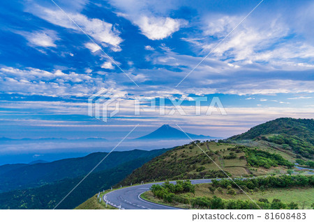 (Shizuoka Prefecture) The dawn of Mt. Fuji seen from the Darumayama plateau 81608483
