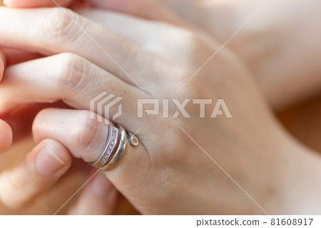 Women's hands 81608917