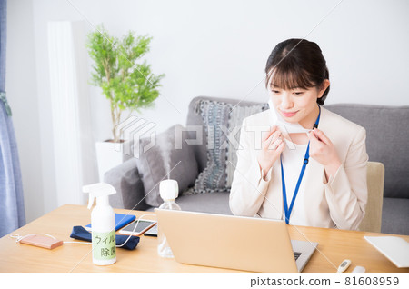 遠程辦公時戴口罩的女人 81608959
