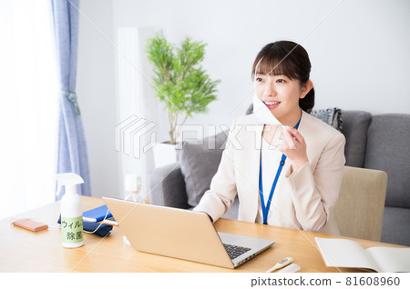 遠程辦公時戴口罩的女人 遠程辦公時戴口罩的女人 81608960