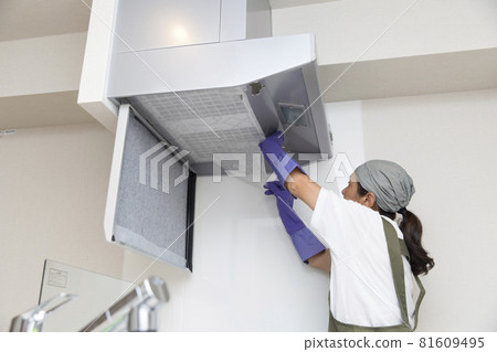 Japanese housewife cleaning the ventilation fan 81609495
