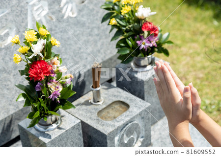 Hands to join hands when visiting a grave 81609552