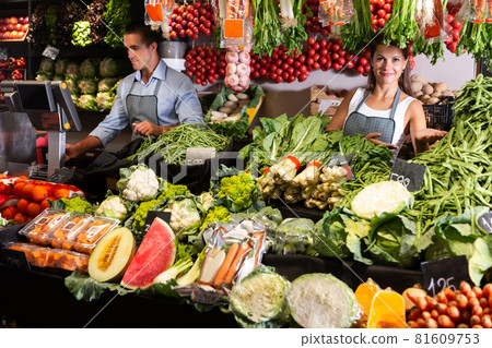Female seller offering vegetables on market 81609753