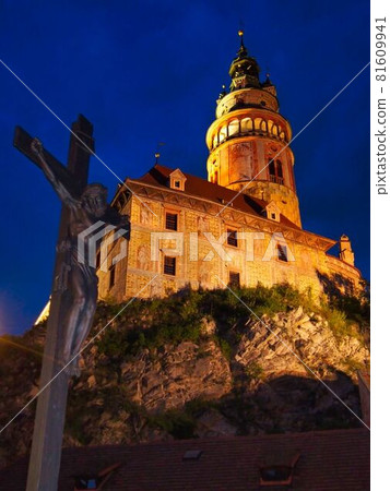 捷克克魯姆洛夫城堡和基督雕像 81609941