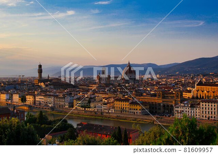 Florence skyline overlooking Piazzale Michelangelo 81609957
